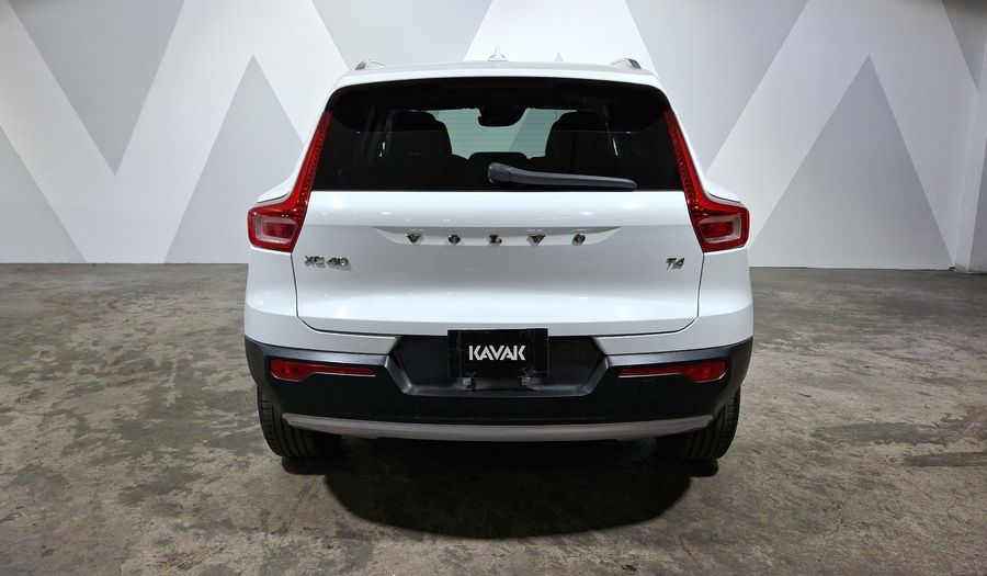 Volvo Xc40 2.0 T4 MOMENTUM AUTO Suv 2021