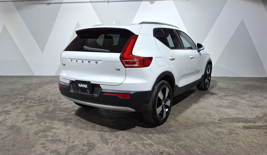 Volvo Xc40 2.0 T4 MOMENTUM AUTO Suv 2021