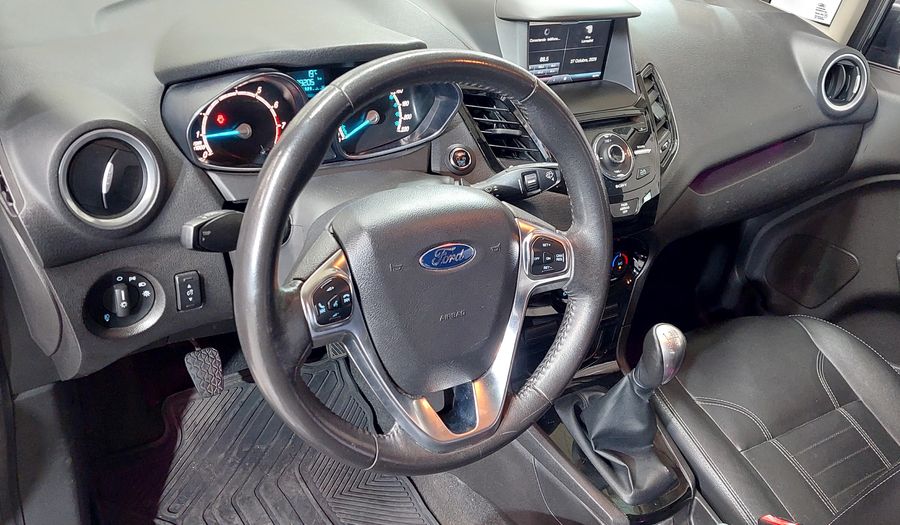 Ford Fiesta Kinetic Design 1.6 16V TITANIUM Hatchback 2015