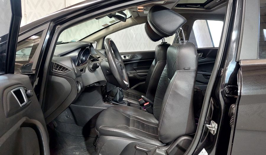 Ford Fiesta Kinetic Design 1.6 16V TITANIUM Hatchback 2015