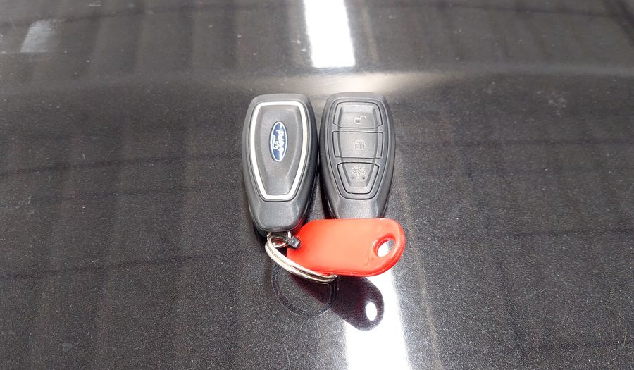 Ford Fiesta Kinetic Design 1.6 16V TITANIUM Hatchback 2015