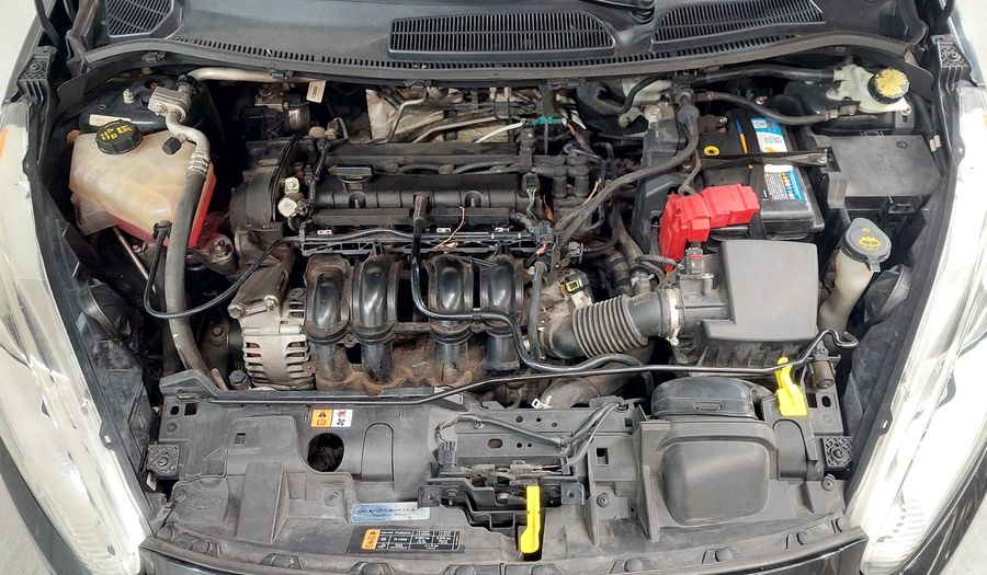 Ford Fiesta Kinetic Design 1.6 16V TITANIUM Hatchback 2015