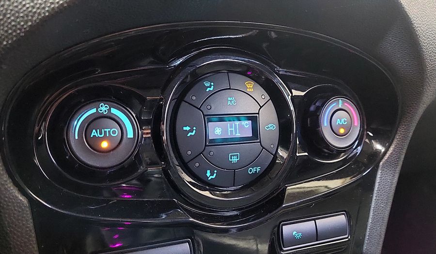 Ford Fiesta Kinetic Design 1.6 16V TITANIUM Hatchback 2015