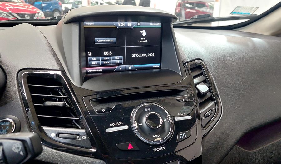 Ford Fiesta Kinetic Design 1.6 16V TITANIUM Hatchback 2015