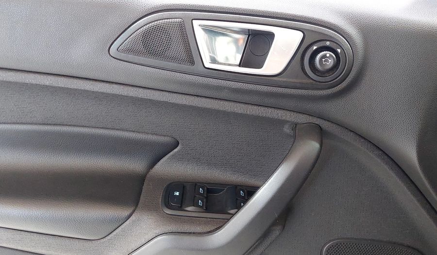 Ford Fiesta Kinetic Design 1.6 16V TITANIUM Hatchback 2015