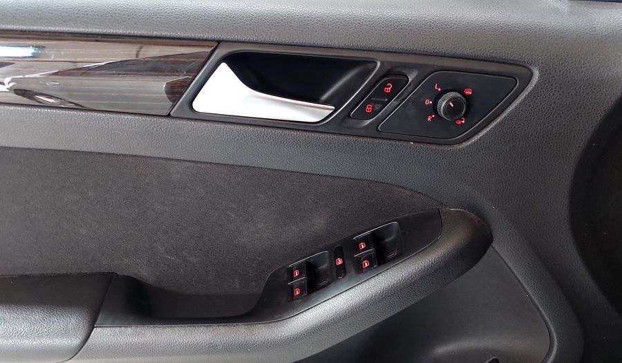 Volkswagen Vento 2.5 ADVANCE PLUS TIPTRONIC Sedan 2016