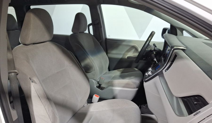 Toyota Sienna 3.5 CE AT Minivan 2015