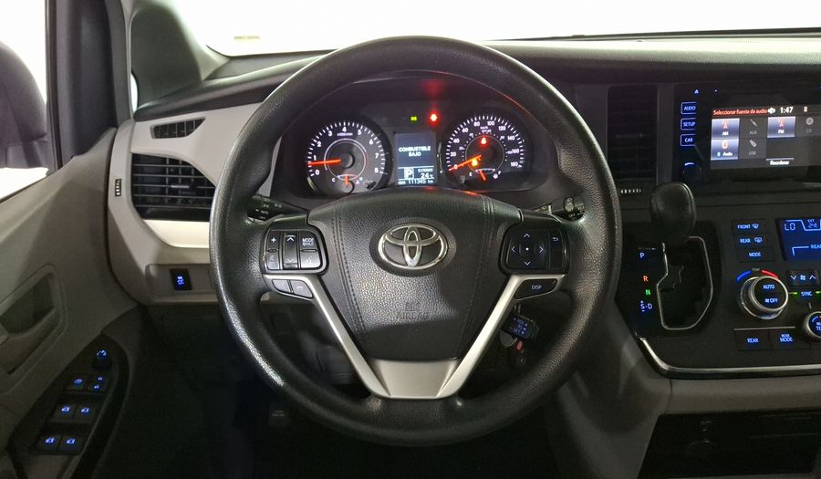 Toyota Sienna 3.5 CE AT Minivan 2015