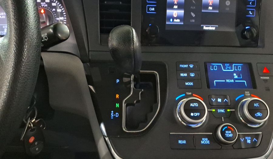 Toyota Sienna 3.5 CE AT Minivan 2015