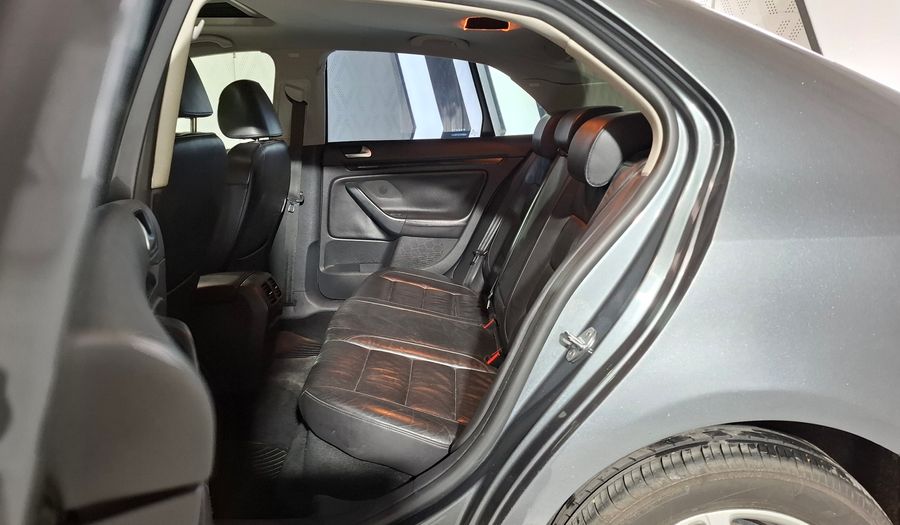 Volkswagen Vento 2.5 LUXURY TIPTRONIC Sedan 2011