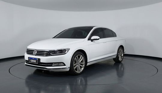 Volkswagen • Passat