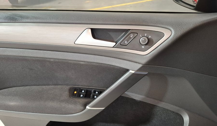 Volkswagen Golf 1.6 MPI TRENDLINE Hatchback 2016