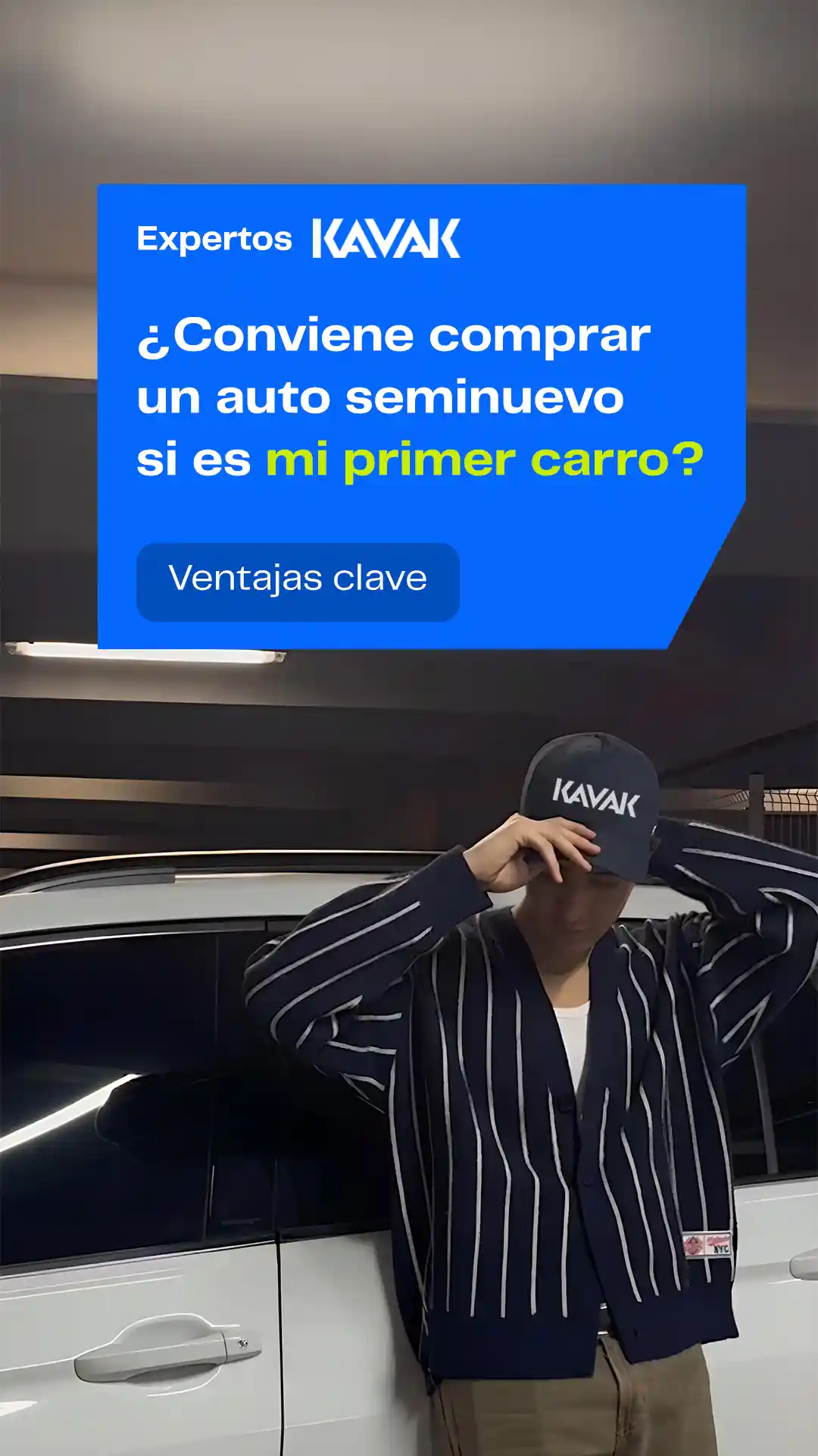 Persona joven sentada dentro de un auto seminuevo en una agencia Kavak. Texto en pantalla: “¿Conviene comprar un auto seminuevo si es mi primer carro? Ventajas clave”