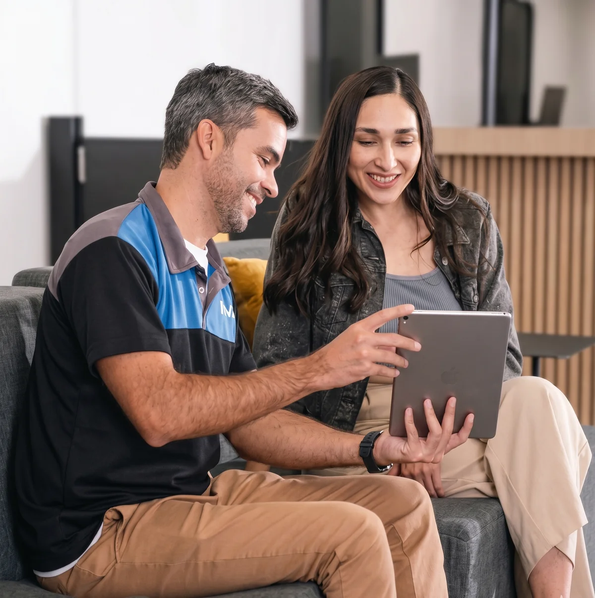 Kavak advisors talking with a customer