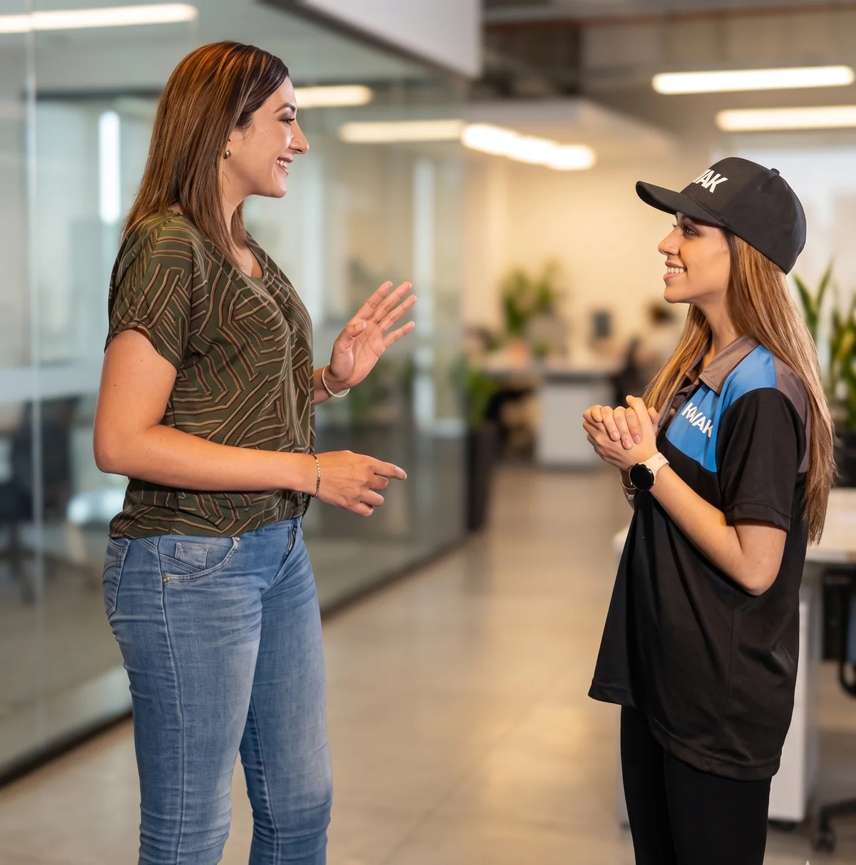 Asesoras Kavak conversando con cliente