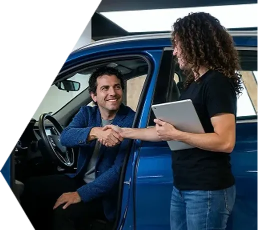 Pareja mirando ofertas