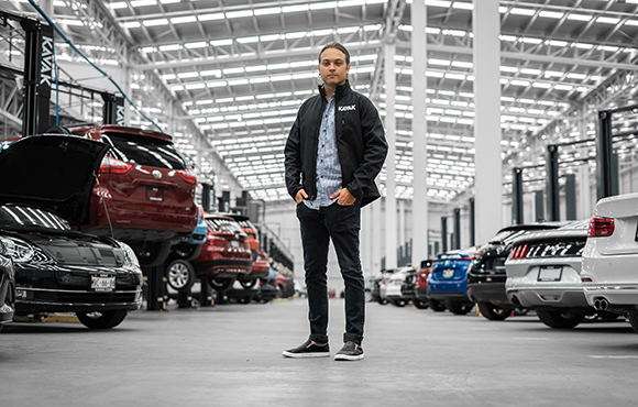 Carlos García Fundador e CEO da Kavak nas instalações