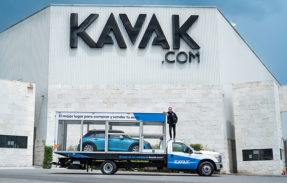 Carlos García Fundador y CEO de Kavak en las instalaciones