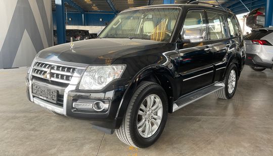 Mitsubishi • Pajero