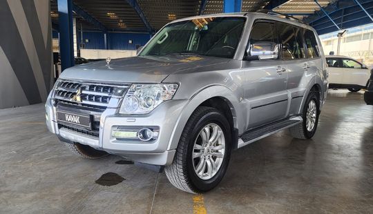 Mitsubishi • Pajero