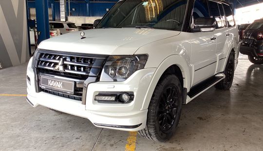 Mitsubishi • Pajero