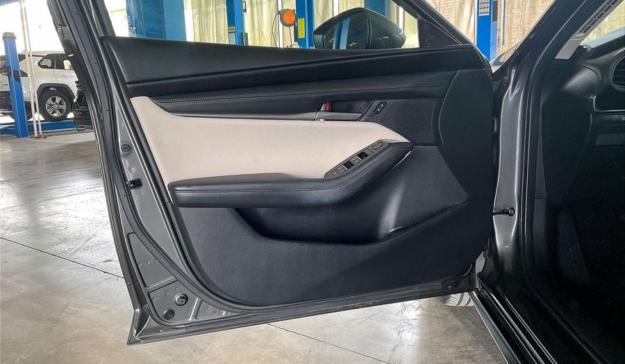Mazda 3 EVOLVE Sedan 2021