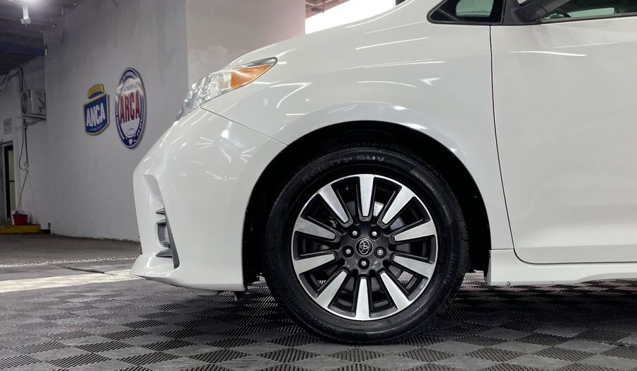 Toyota Sienna 3.5 XLE PIEL AUTO Minivan 2019