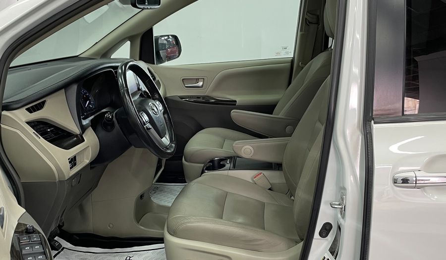 Toyota Sienna 3.5 XLE PIEL AUTO Minivan 2019