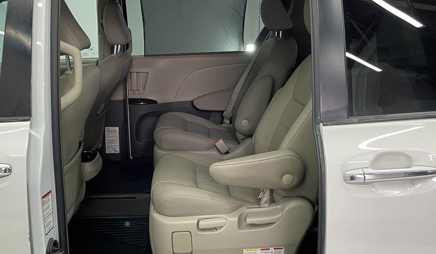 Toyota Sienna 3.5 XLE PIEL AUTO Minivan 2019