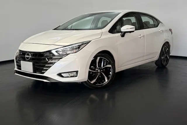 Nissan · Versa