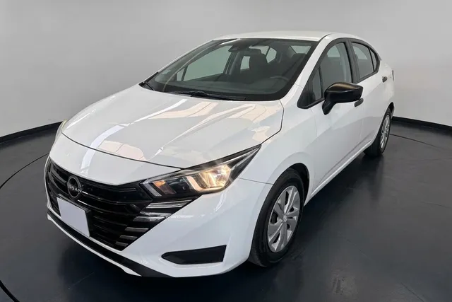 Nissan · Versa