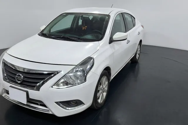 Nissan · Versa