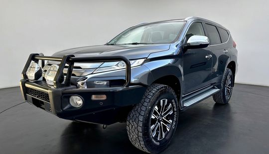 Mitsubishi • Montero