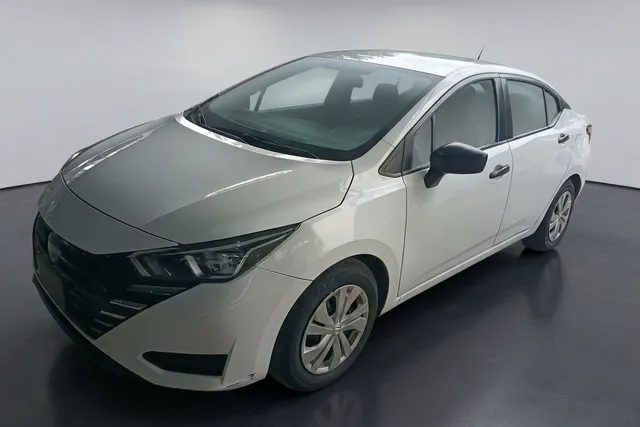 Nissan · Versa