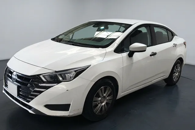 Nissan · Versa