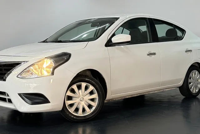 Nissan · Versa