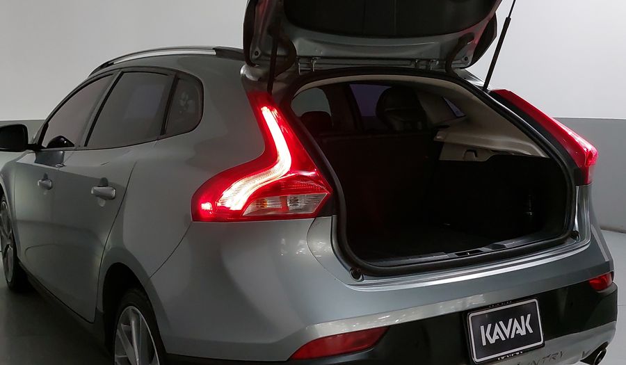 Volvo V40 2.0 MOMENTUM T4 AT AWD Hatchback 2016