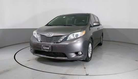 Toyota • Sienna