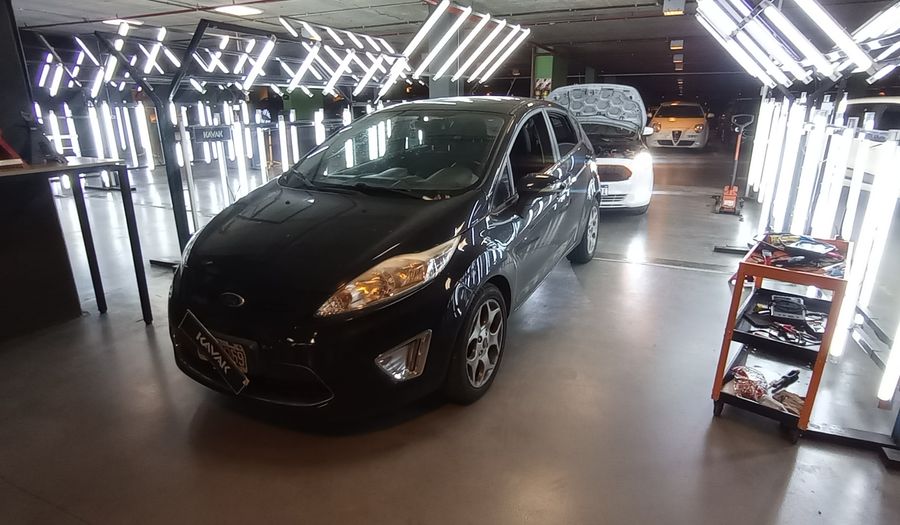 Ford Fiesta Kinetic Design 1.6 16V TITANIUM Hatchback 2013