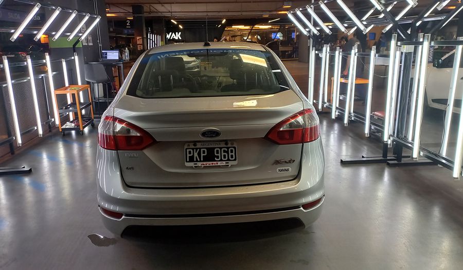 Ford Fiesta Kinetic Design 1.6 S Sedan 2015