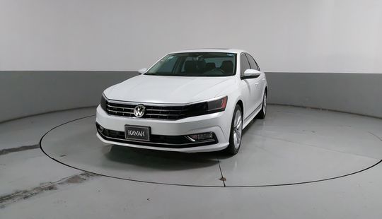 Volkswagen • Passat