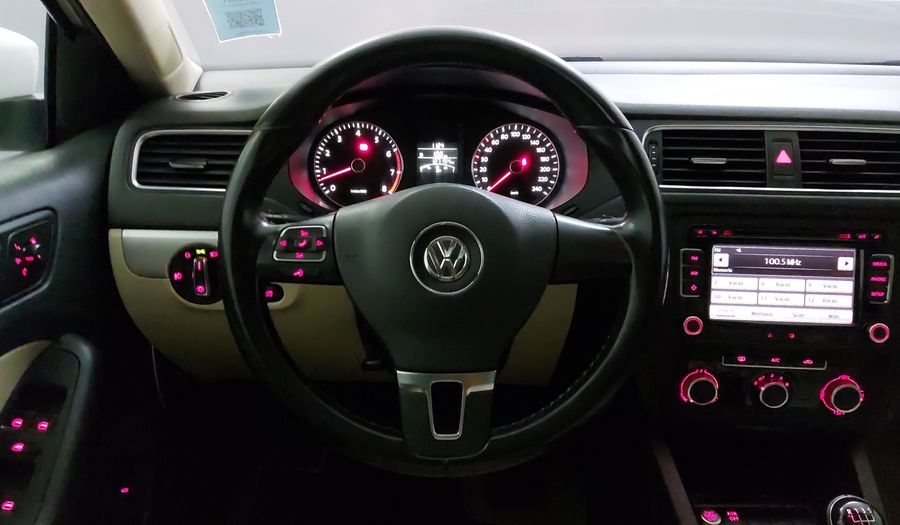 Volkswagen Jetta 2.5 SPORT PAQ WELTRADIO TECHO MT Sedan 2014