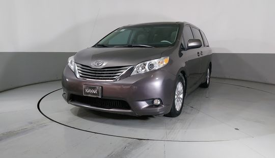 Toyota • Sienna