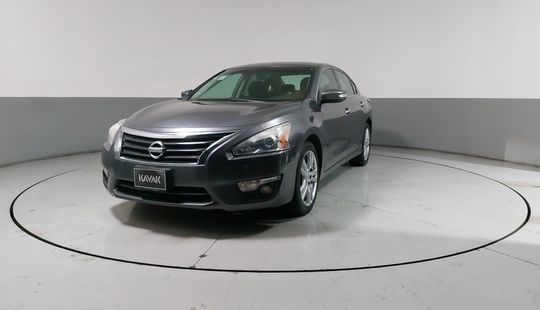 Nissan • Altima