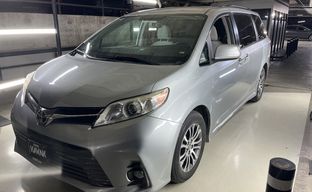 Toyota • Sienna