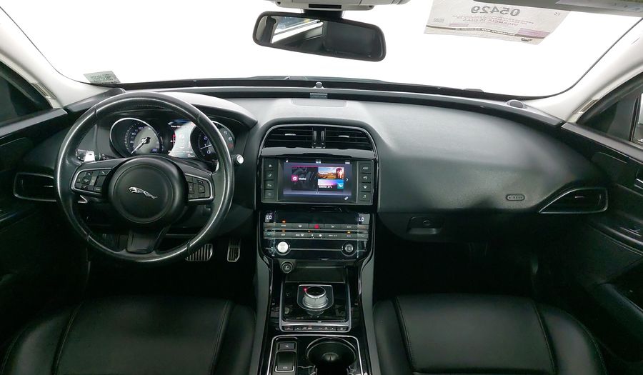 Jaguar Xe 2.0 PURE TECH AUTO Sedan 2016