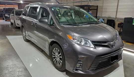 Toyota • Sienna