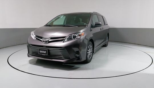 Toyota • Sienna