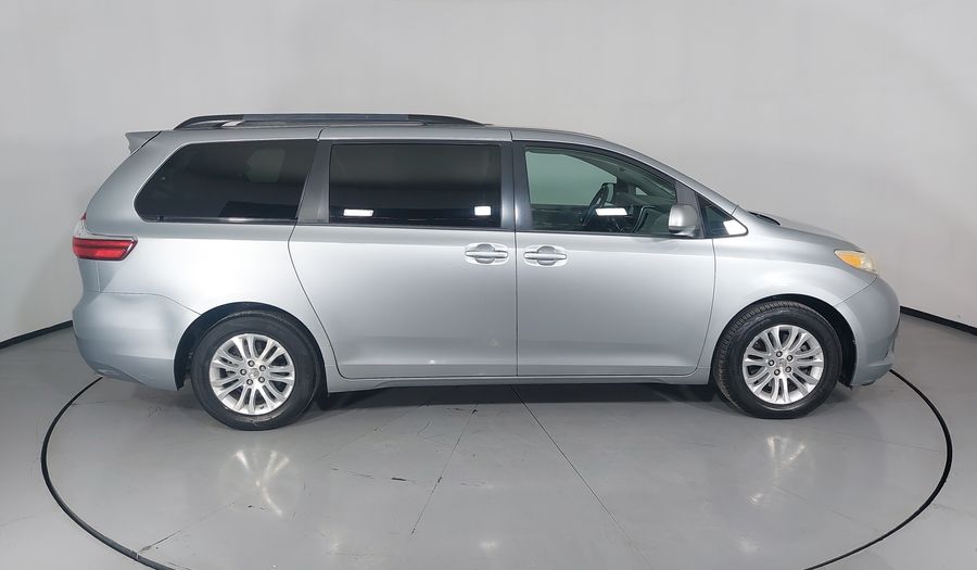 Toyota Sienna 3.5 XLE AT Minivan 2015