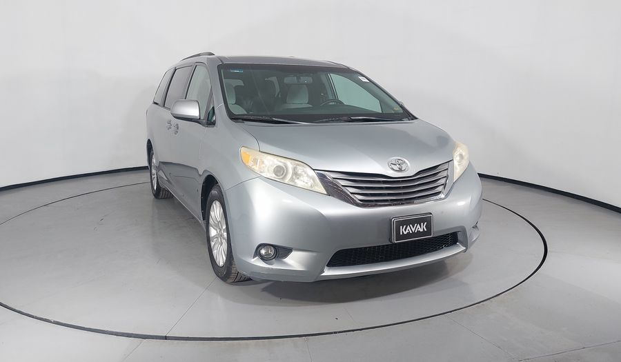 Toyota Sienna 3.5 XLE AT Minivan 2015